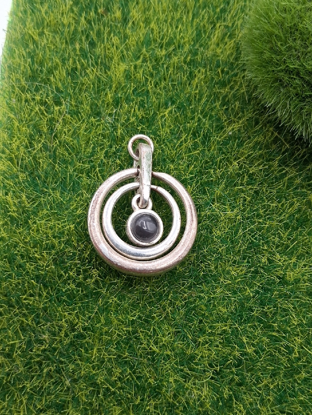 Silver-tone Concentric Circle Pendant with Black Stone P501